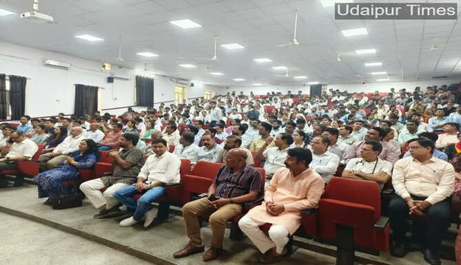 Doctors, nursing officers and medical students attending a special lecture on Mudra Science and Holistic Yoga at RNT Medical College, Udaipur, ahead of International Yoga Day 2026.