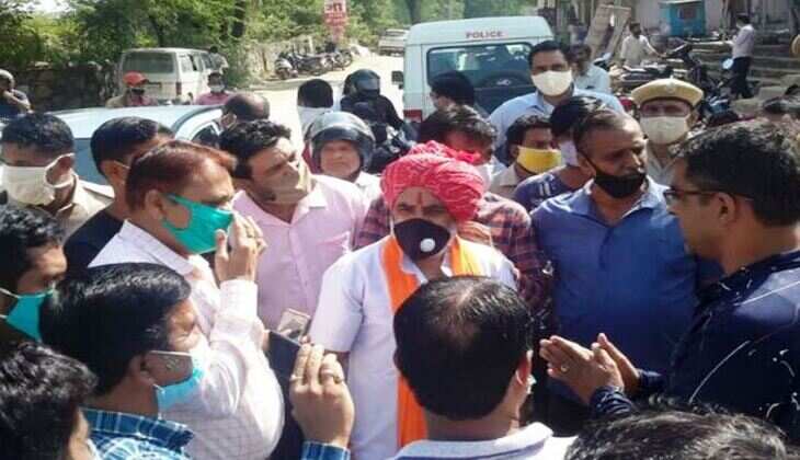 बड़ी में खराब सड़क से परेशान लोगों ने लगाया जाम