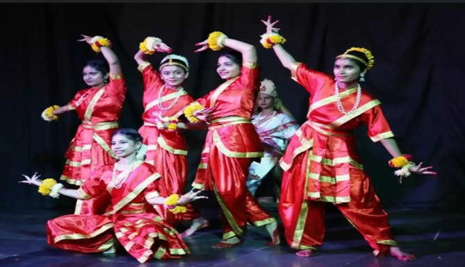 प्रस्तुतियाँ देती बालिकाए