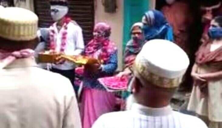 वार्ड 57 के नजम मार्ग के बाशिंदो ने किया सफाईकर्मी का सम्मान