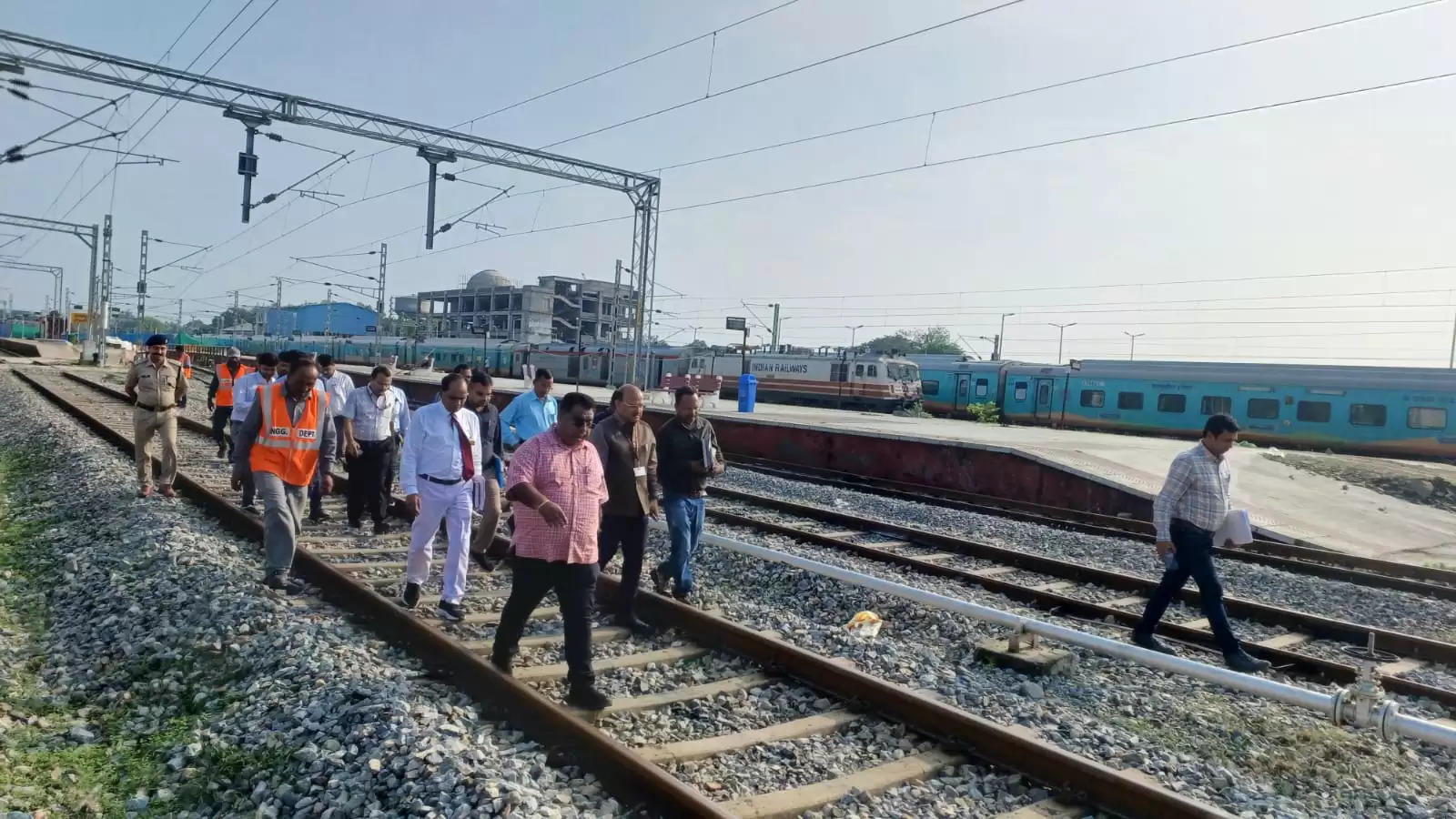 Railway Board Member (Infrastructure) Shri Anil Kumar Khandelwal arrived at Udaipur station of Ajmer Division today on a one-day visit.