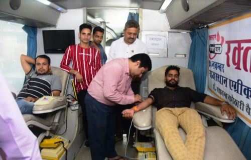 101 यूनिट रक्तदान हुआ, राहगीरों व पर्यटकों ने भी किया रक्तदान