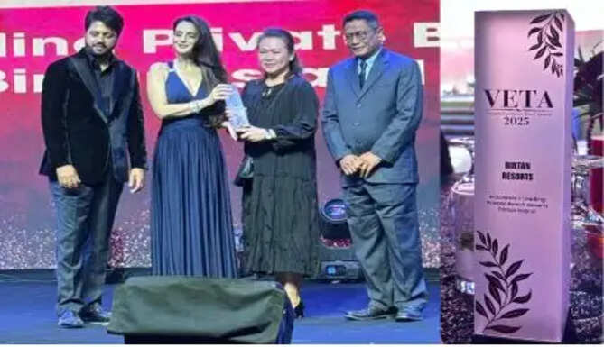 Mr. Abdul Wahab, Chief Operating Officer, Bintan Resorts, and Joanna Lee, Director, Marketing & Promotions, Bintan Resorts, accepting the award at VETA 2025.