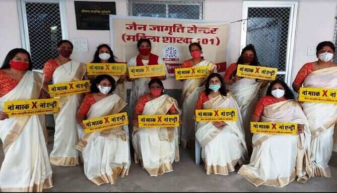 महिलाओं ने वरिष्ठ नागरिकों, पुलिसकर्मियो और दुकानदारों को भेंट किये मास्क व सेनेटाईजर