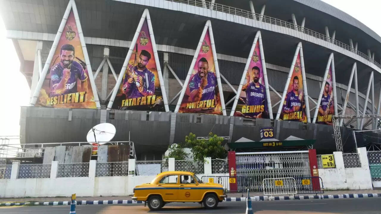 Security personnel at Red Fort after car explosions in Delhi; Kolkata police on high alert ahead of India&ndash;South Africa Test