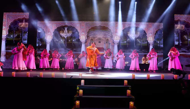 Raqs e Naghma Jashn e Rekhta Dubai From the elegant&nbsp;Kathak moves of Shinjini Kulkarni&nbsp;to the&nbsp;soul-stirring vocals of Sarvesh Mishra, Amrish Mishra, and Supriya Joshi, every moment on stage was a tribute to the timeless charm of Hindustani cinema. The crowd was left enthralled, swaying to the melodies that have resonated across generations.