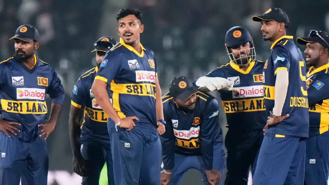 Sri Lankan Team Scare after Bomb Blast in Pakistan - two players return home, series to continue