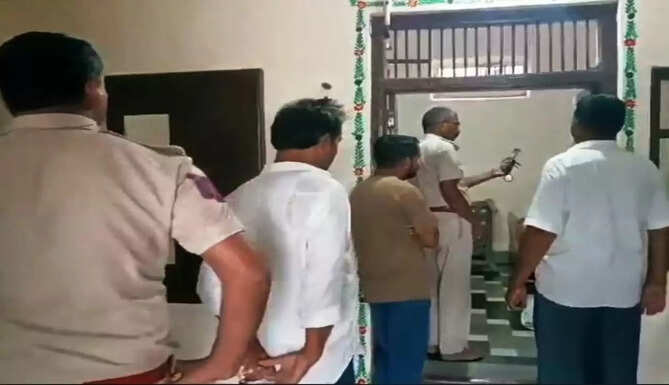 theft in 7 houses of bamanwada
