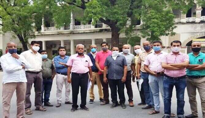 स्कूल यूनिफाॅर्म बदलने के प्रस्तावित निर्णय के विरोध में दिया ज्ञापन