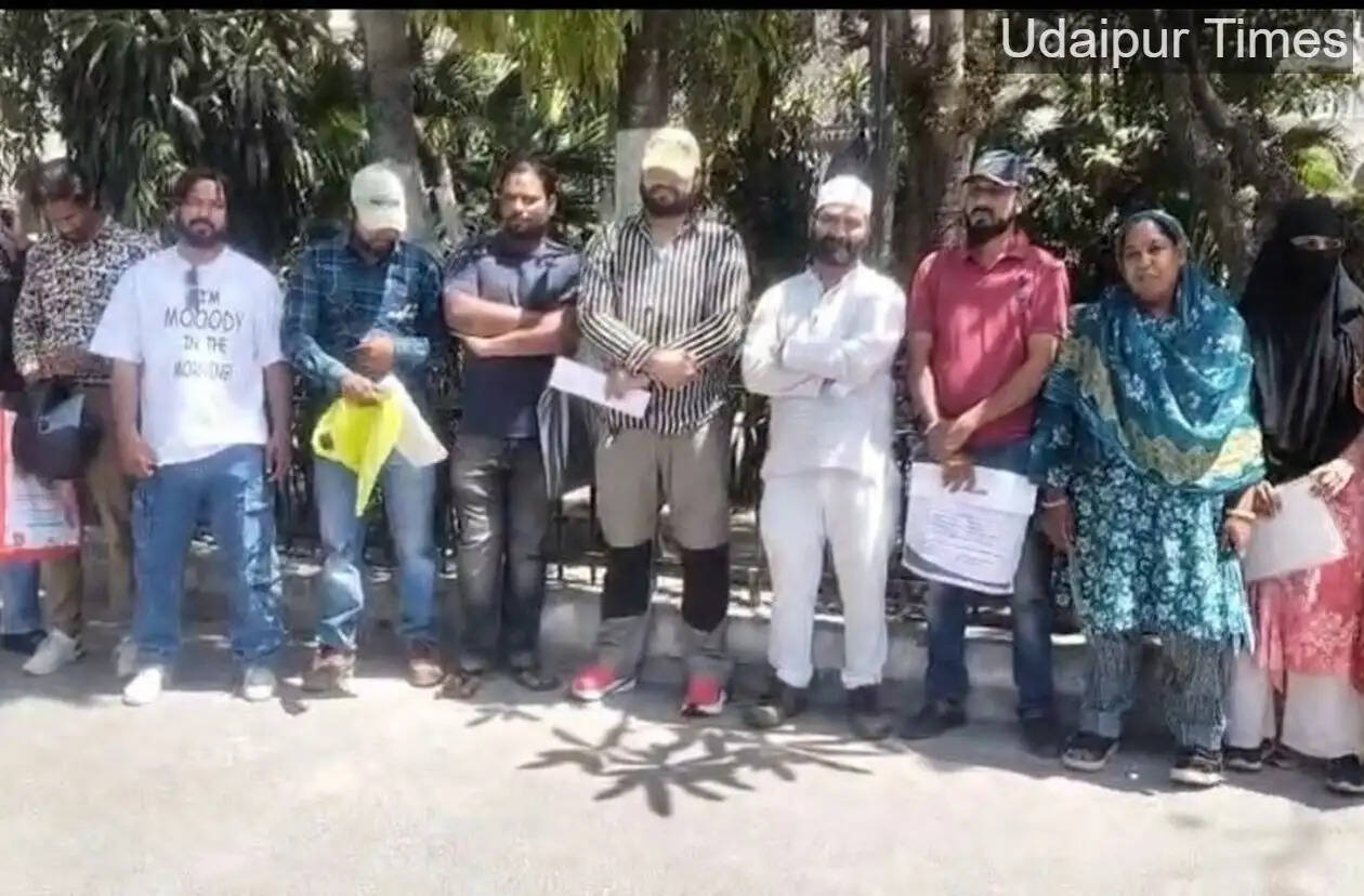 Alt Text: Parents submitting memorandum to ADM over RTE portal issue in Udaipur