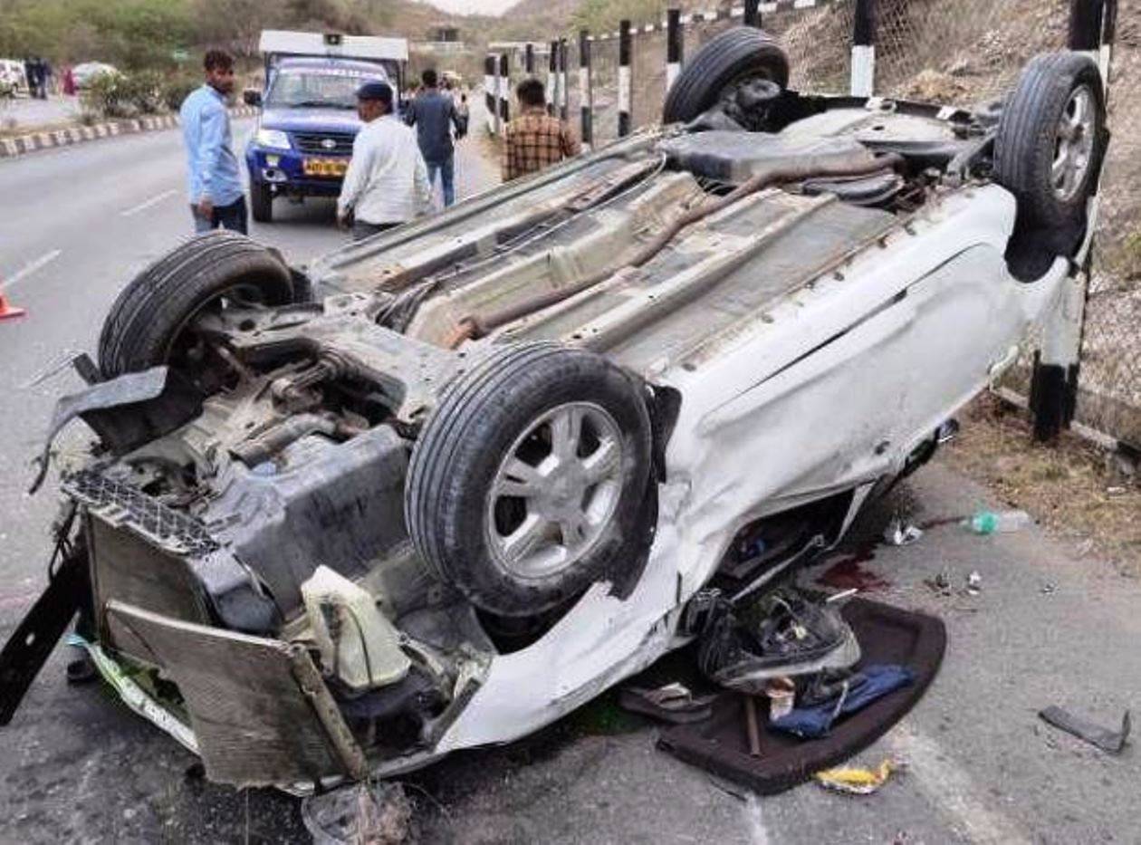 उदयपुर ईसवाल रोड पर अनियंत्रित कार ने ली पति पत्नी और बेटी की जान