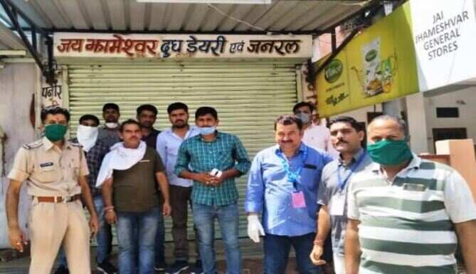 एमआरपी से अधिक वसूलने पर पुलिस की कार्यवाही