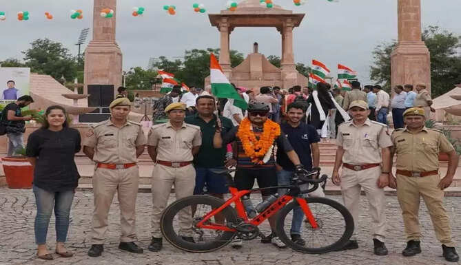 Har Ghar Tiranga Jitendra Patel Cyclist from Udaipur completes 63 km Golden Triangle in record time Azadi ka Amrit Mahotsava
