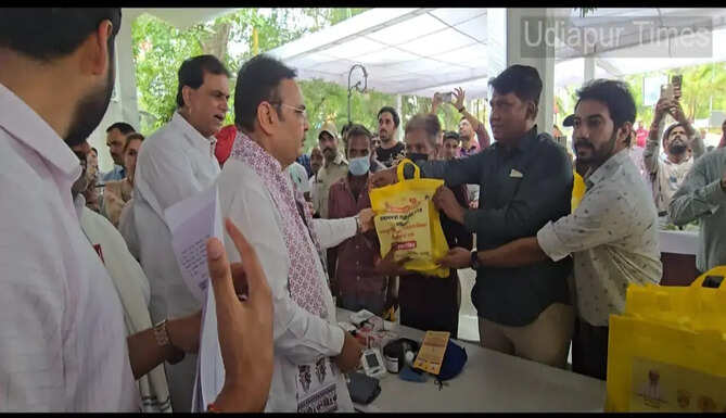Rajasthan Chief Minister Bhajanlal Sharma distributing Nikshay Poshan Kits to TB patients and registering himself as a Nikshay Mitra during the Urban Service Camp in Udaipur.