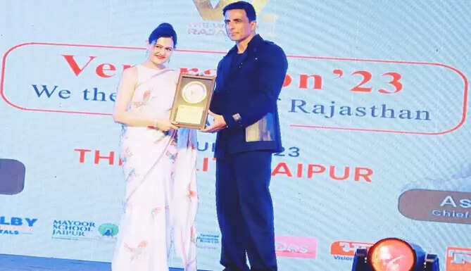 Arth Skin, Arth Group Director Deepa Singh Excellence Award from Sonu Sood