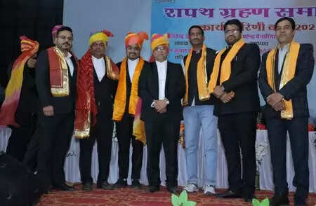 Assembly Speaker Vasudev Devanani with Udaipur Bar Association&rsquo;s new executive committee during oath ceremony