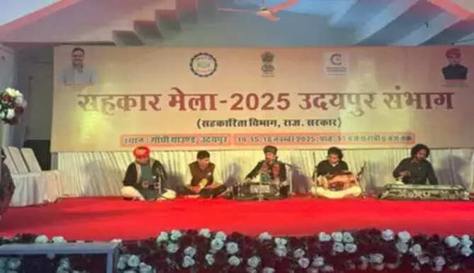 &ldquo;Visitors crowding stalls at Daypur Sahakar Mela 2025 in Udaipur with local and swadeshi products displayed.&rdquo;