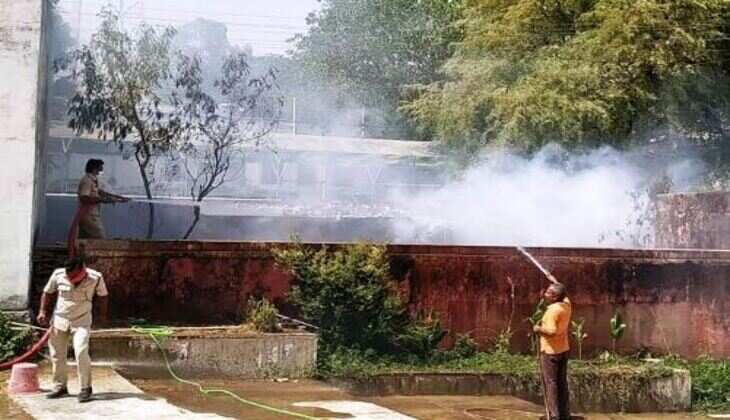 सूचना केंद्र भवन के पीछे खाली परिसर में लगी आग