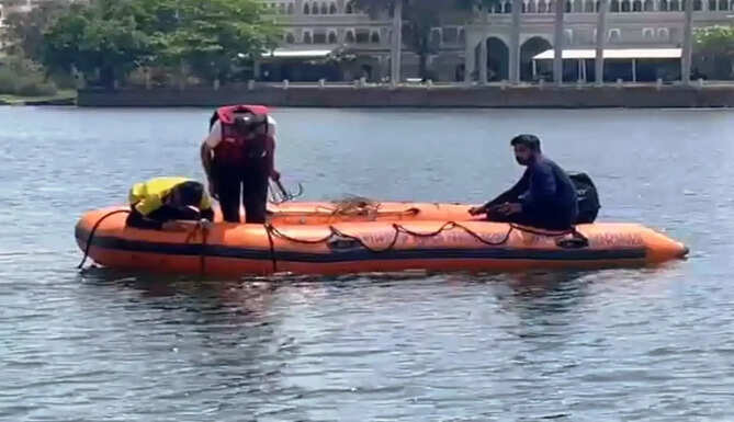 man jump into fatehsagar