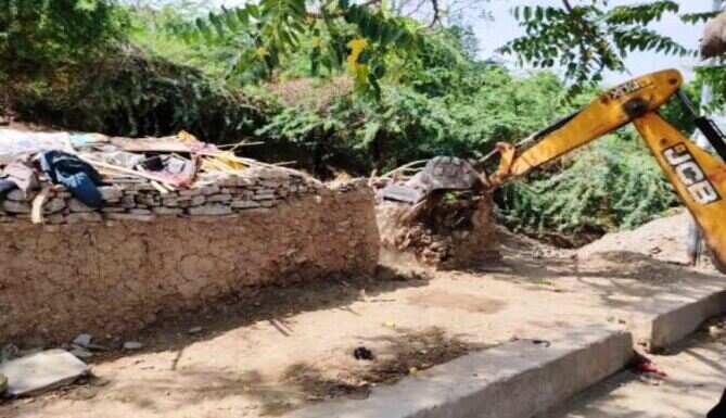 रेलवे भूमि से अतिक्रमण हटाया