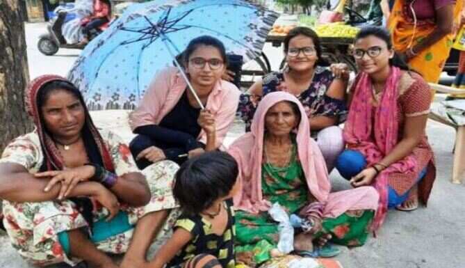 बीईंग मानव ने किये जरूरतमंदो को छाते वितरीत