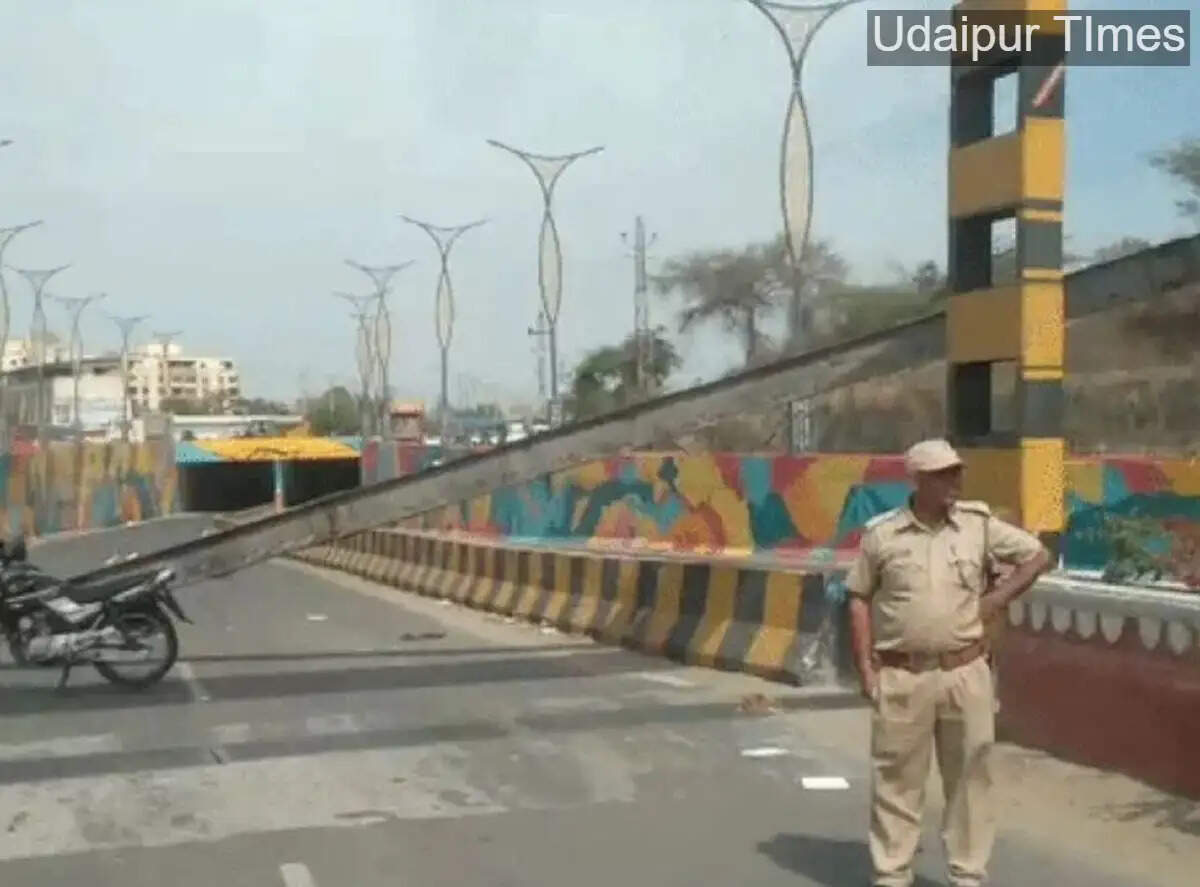 Alt Text: Trailer stuck after hitting underbridge near New RTO in Udaipur causing traffic disruption