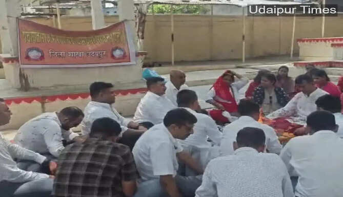 "Panchayati Raj ministerial employees performing a yagna at Hanuman Temple in RNT Medical College, Udaipur, demanding fulfillment of pending demands."