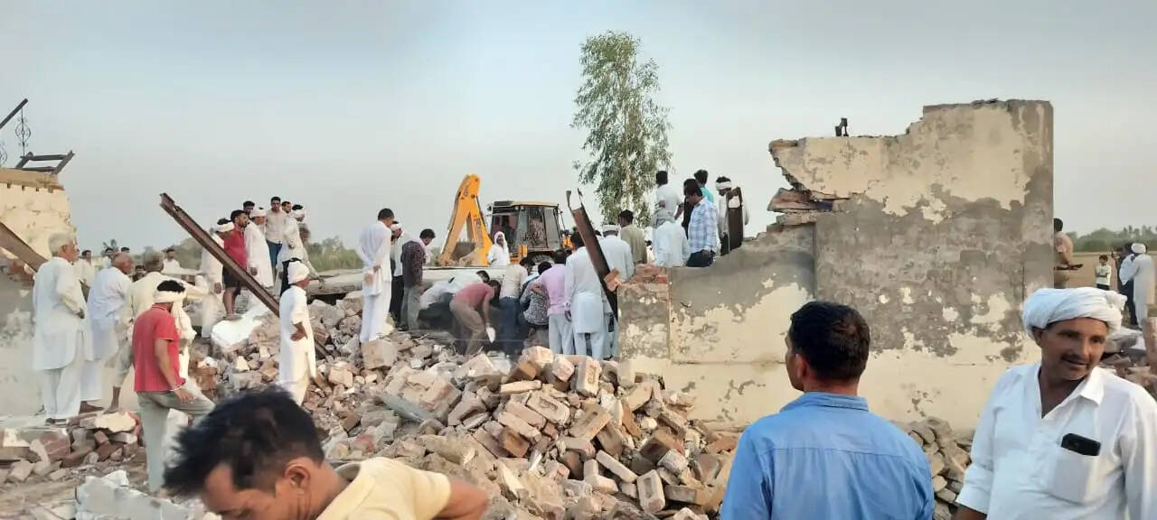 Haryana : सिरसा जिले के गांव में दीवार गिरने से बड़ा दर्दनाक हादसा, मलबे में दबे 3 मजदूर