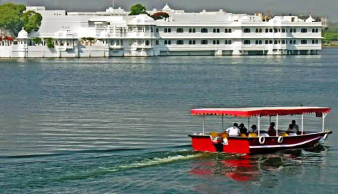 boating in pichola