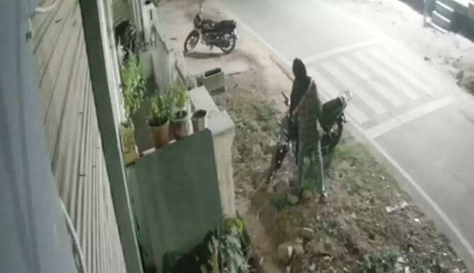 Bike Theft capture in CCTV