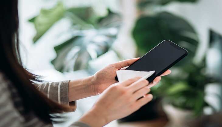 सावधान! यूज़ करते है मोबाइल तो बढ़ सकता है कोरोना का खतरा