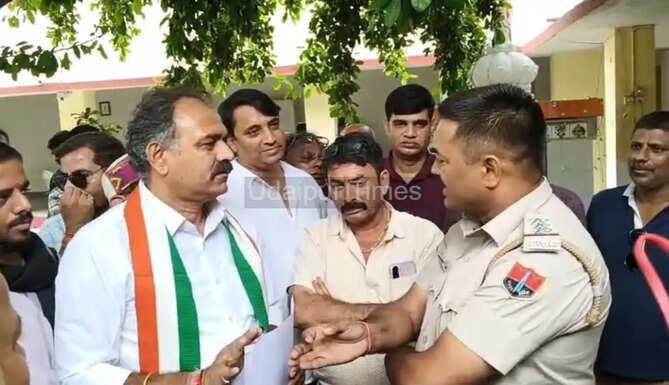 Congress workers reciting Hanuman Chalisa inside Surajpol Police Station in Udaipur while demanding an FIR over the Hanuman costume controversy.
