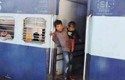 उदयपुर से वाराणसी के लिए रवाना हुई प्रवासियों की ट्रेन