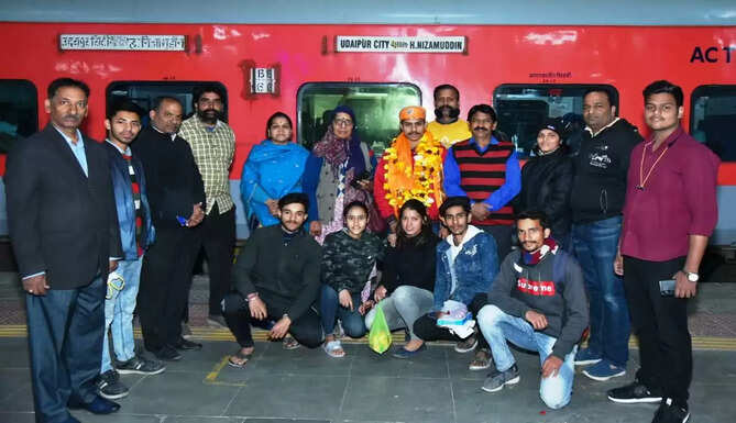रेलवे स्टेशन पर राजस्थान पावरलिफ्टिंग संघ एवं उदयपुर पावरलिफ्टिंग संघ की ओर से उनका भव्य स्वागत 