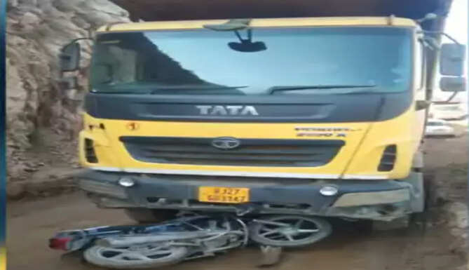 डंपर ने बाइक को लिया चपेट में