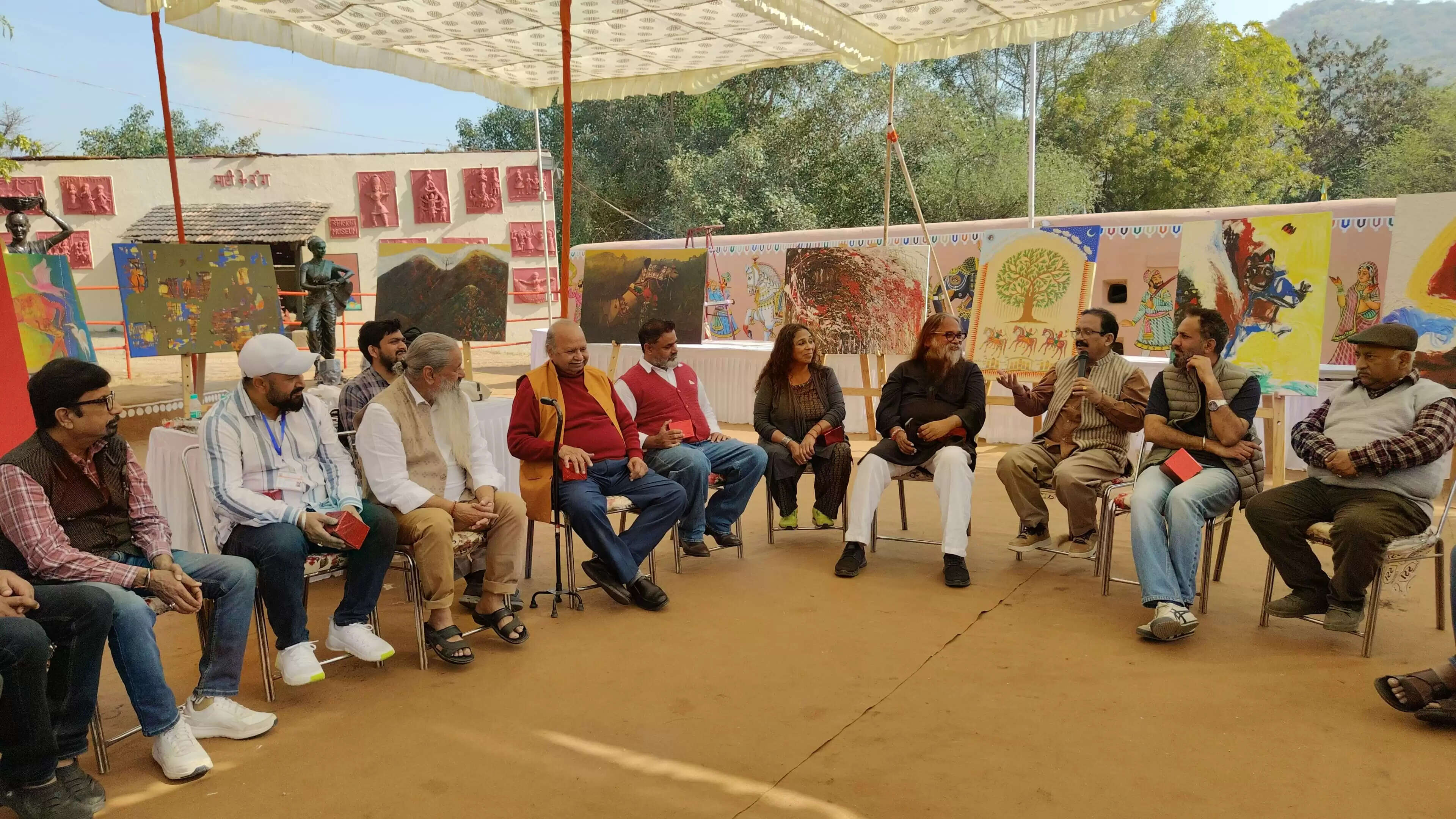 National Painting Symposium at Shilpgram Udaipur with Padma Shri artists and live painting demonstrations शिल्पग्राम उदयपुर में आयोजित नेशनल पेंटिंग सिंपोजियम में लाइव पेंटिंग करते पद्मश्री कलाकार