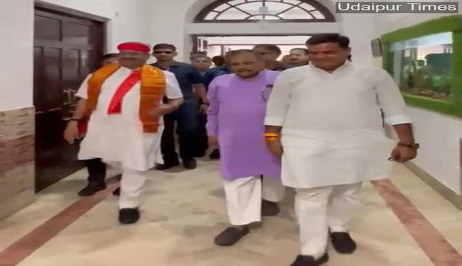 Lok Sabha Speaker Om Birla being welcomed at Udaipur Circuit House during his two-day visit.