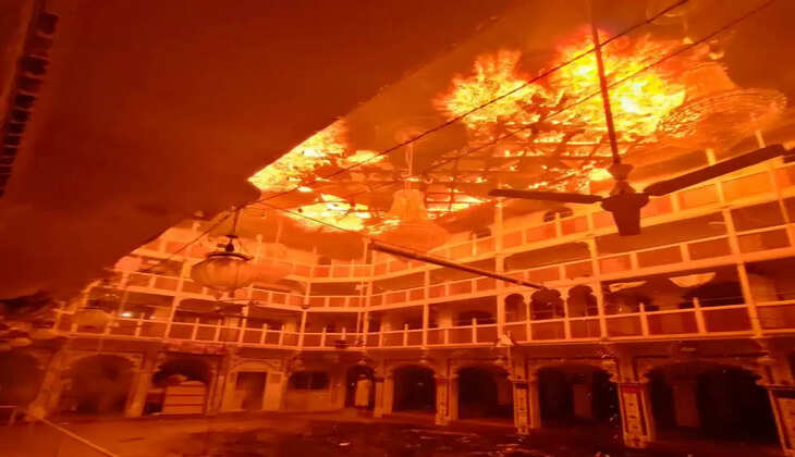 Fire in Moiyyadpura Masjid Bohrawadi Udaipur on Lailatul Qadr Night People evacuated safely masjid ceiling destroyed
