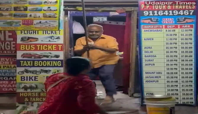 Alt Text: Woman auto driver and shopkeeper clash over parking dispute in Udaipur Ghantaghar area