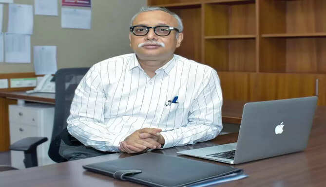 Professor Janat Shah, who has been at the helm of IIM Udaipur since the inception of the institute handed over the mantle of Director to Professor Ashok Banerjee.