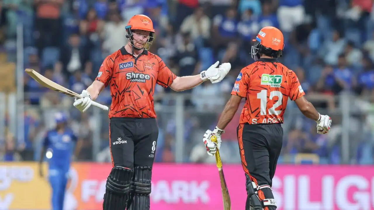 Sunrisers Hyderabad Stun Mumbai Indians in Wankhede Run-Fest