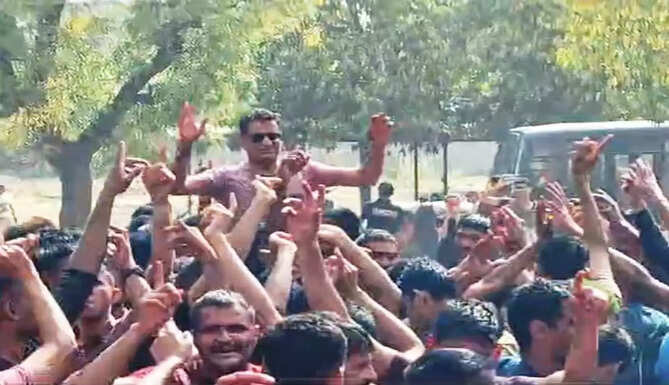 holi by policemen