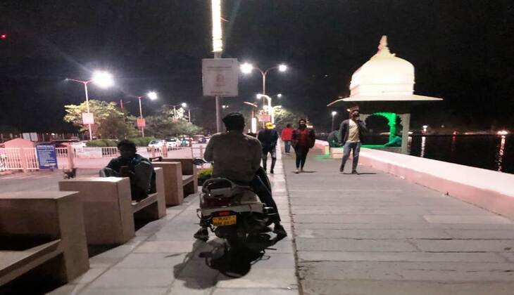 फतेहसागर की पाल पर स्कूटर समेत तफरीह का मज़ा