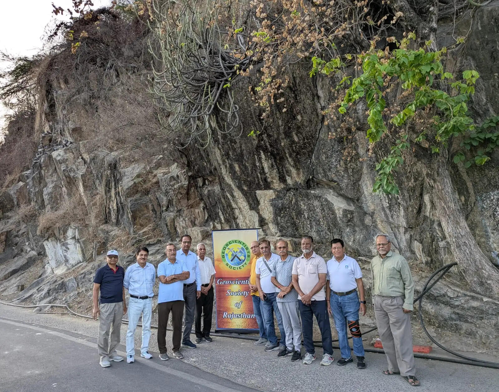 Rocky hills near Fateh Sagar Lake in Udaipur showing visible cracks and potential landslide risk along the roadside.