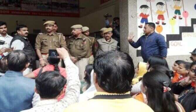 सेंट्रल अकेडमी में फीस को लेकर फिर हंगामा
