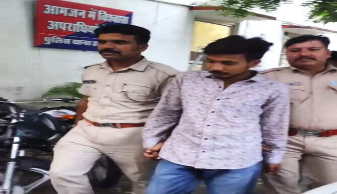 **Alt Text (English):** **Hathipole Police arrested a habitual vehicle thief and recovered three stolen motorcycles after solving the MB Hospital bike theft case in Udaipur.**