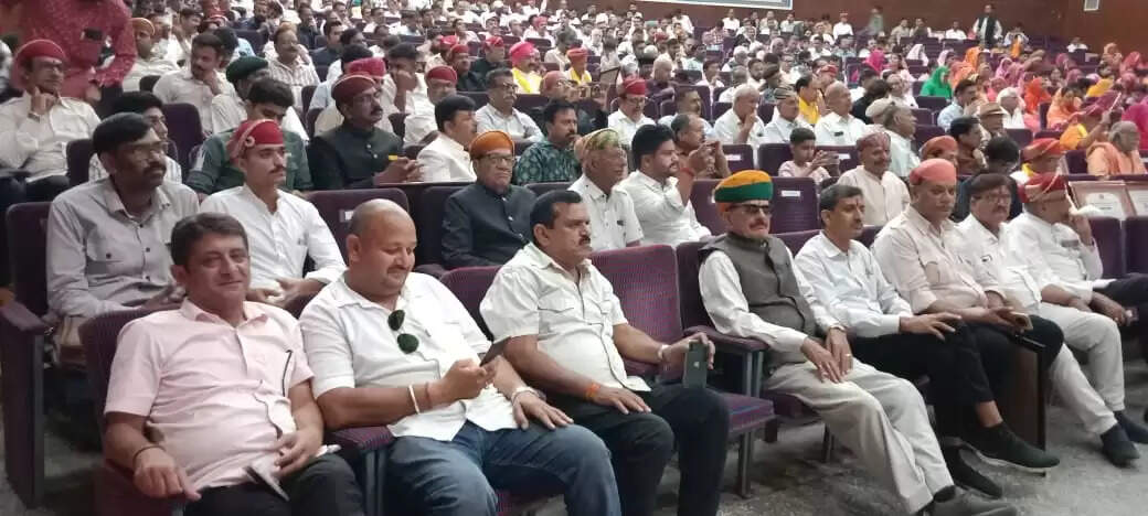 21 विशिष्ट श्रेणियों में 201 समाज रत्नों का हुआ भव्य सम्मान