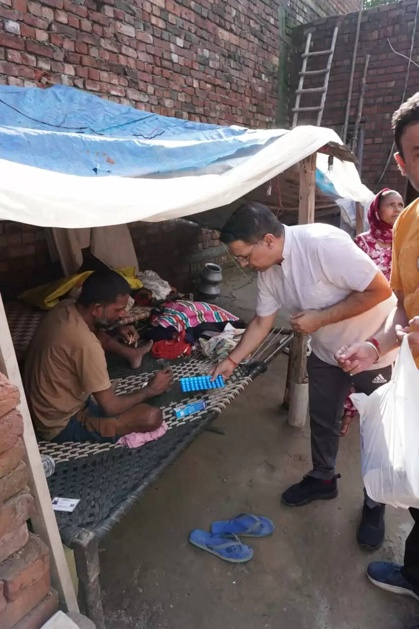 संस्थान निदेशक वंदना अग्रवाल ने बताया कि राहत सामग्री से भरे ट्रक को संस्थान के कैथल सेवा केंद्र पर हरी झंडी दिखाकर दया गुप्ता ने रवाना किया। जिसमें आवश्यक खाद्य सामग्री, दवाइयाँ और राहत सामग्री थी। Institute Director Vandana Aggarwal said that the truck filled with relief material was flagged off by Daya Gupta at the Institute's Kaithal Seva Kendra. It contained essential food items, medicines and relief material.