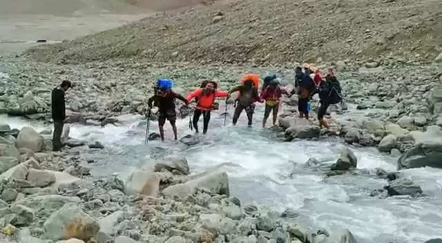 kartik khandelwal udaipur trekker saves buddy at 20000 ft trekking example