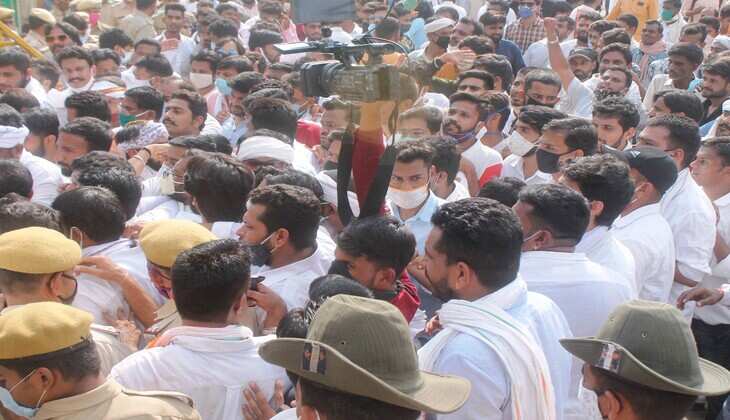 किसान बिल के विरोध मे निकाली रैली मे यूथ काँग्रेस ने जमकर उड़ाई सोशल डिस्टेन्सिंग की धज्जियां